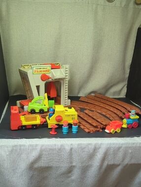 Fisher Price Little People Lift & Load Railroad #943